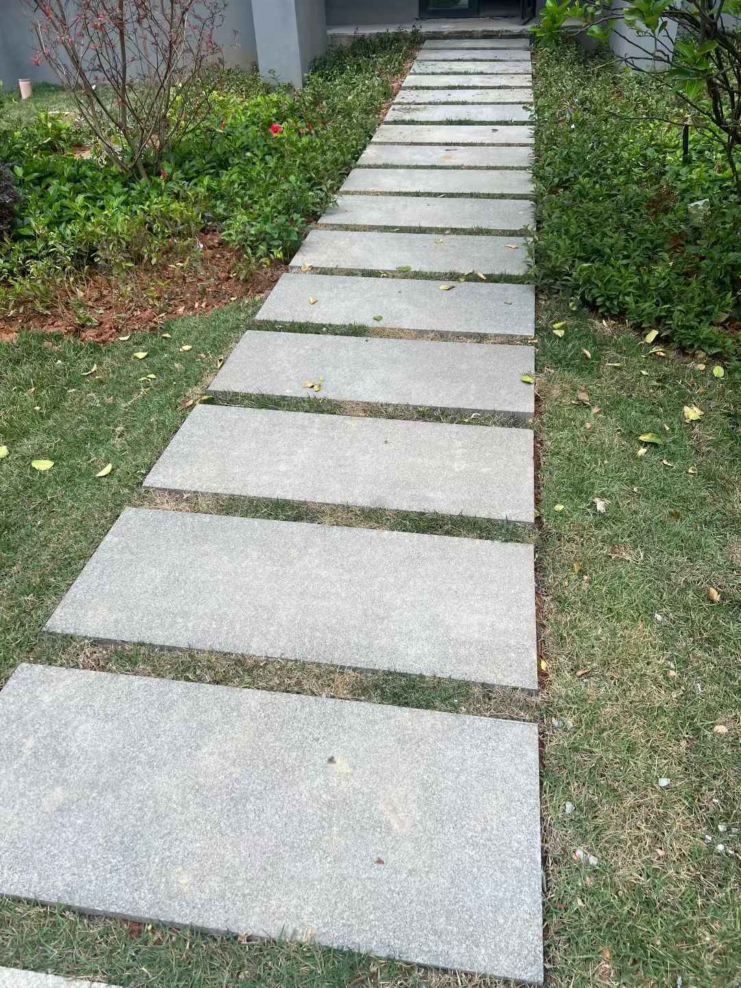 武汉 芝麻黑小区踏步、汀步石铺装效果