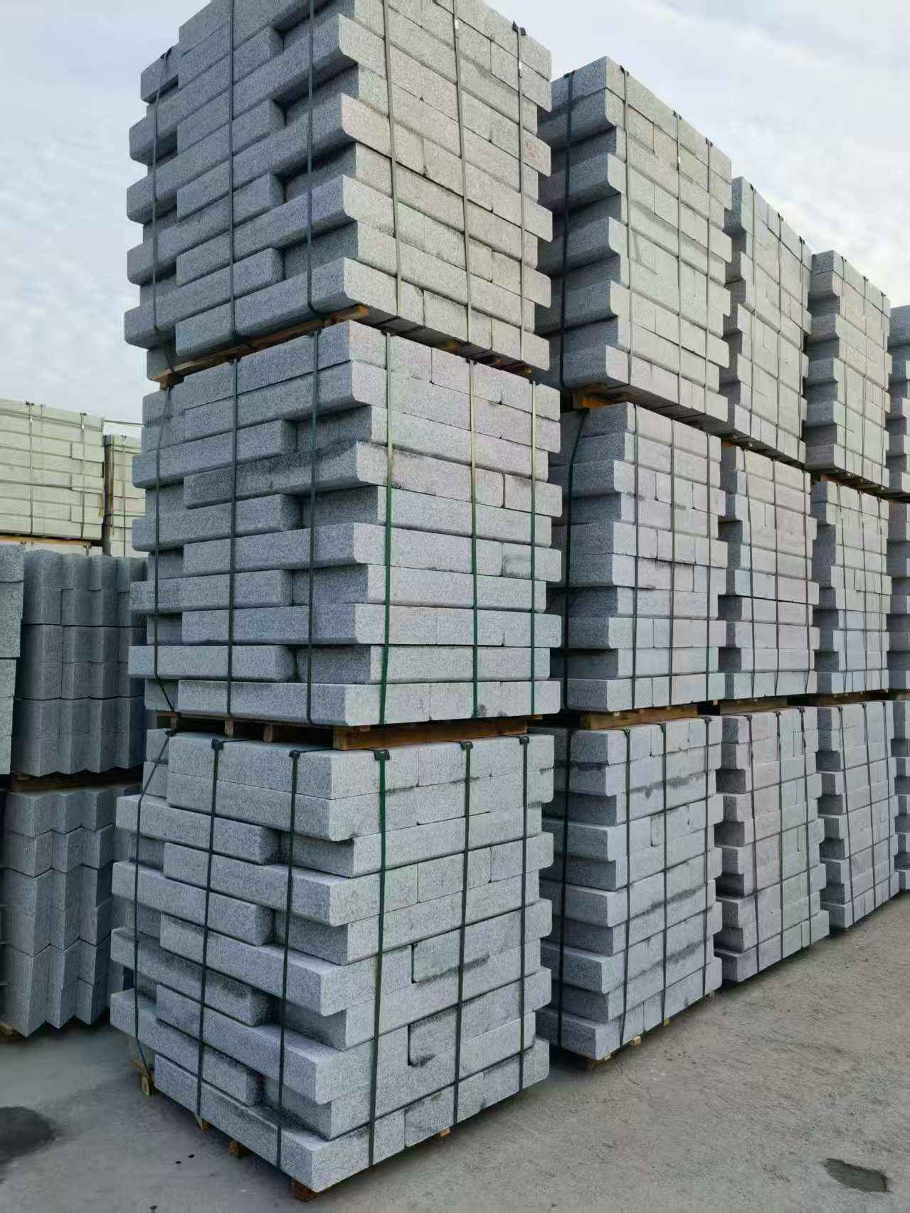 武汉 路沿石（路侧石），颜色一致，尺寸标准