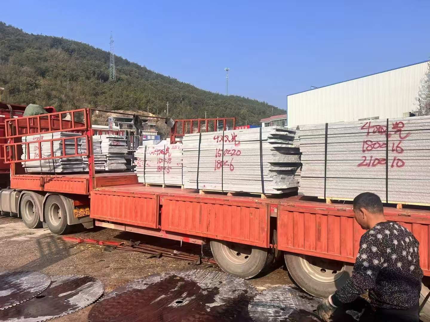 武汉 芝麻灰花岗岩光面毛板出货日常